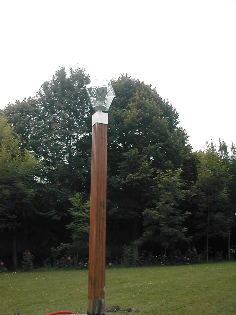 Borne d'éclairage extérieur sur poteau bois