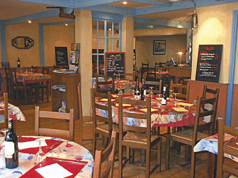 Salle de restaurant éclairée