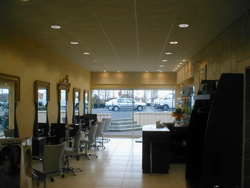 Salon de coiffure : éclairage encastré au plafond