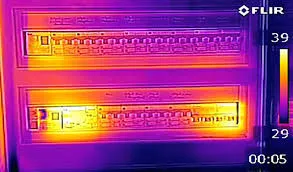 Thermographie d'un tableau électrique : les protections les plus chaudes apparaissent en jaune